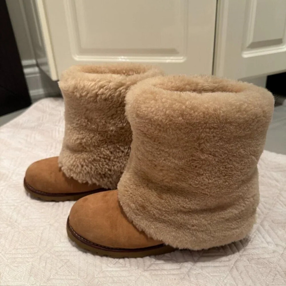 UGGS Size 7 - Picture 3 of 8